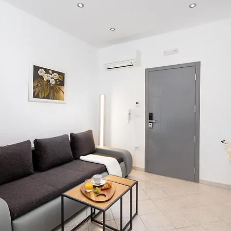 Kristina * 特罗吉尔