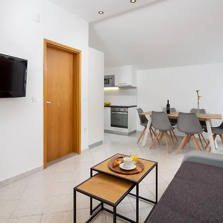 Kristina 特罗吉尔