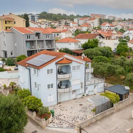 Kristina 特罗吉尔