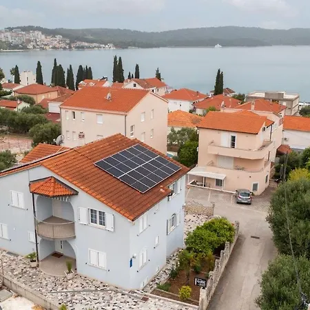 Kristina * 特罗吉尔